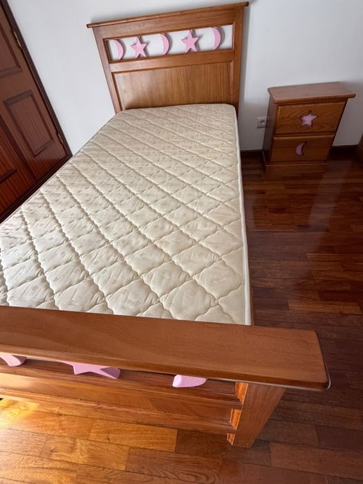 Cama de solteiro e mesa de cabeceira em madeira maciça