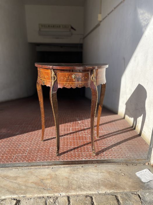 Mesa meia lua em pau santo