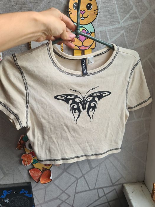 бежевий короткий топ (кроп-топ) від H&M Divided з метеликом
