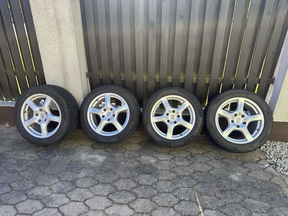 Oryginalne felgi Porshe z oponami zimowymi.