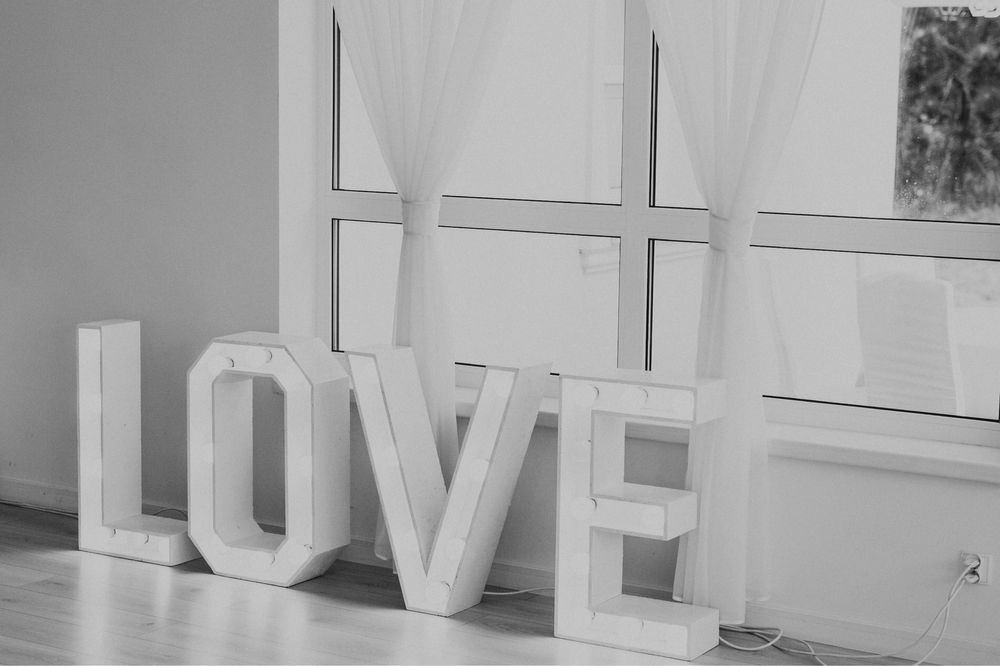 Sprzedam bialy napis LOVE