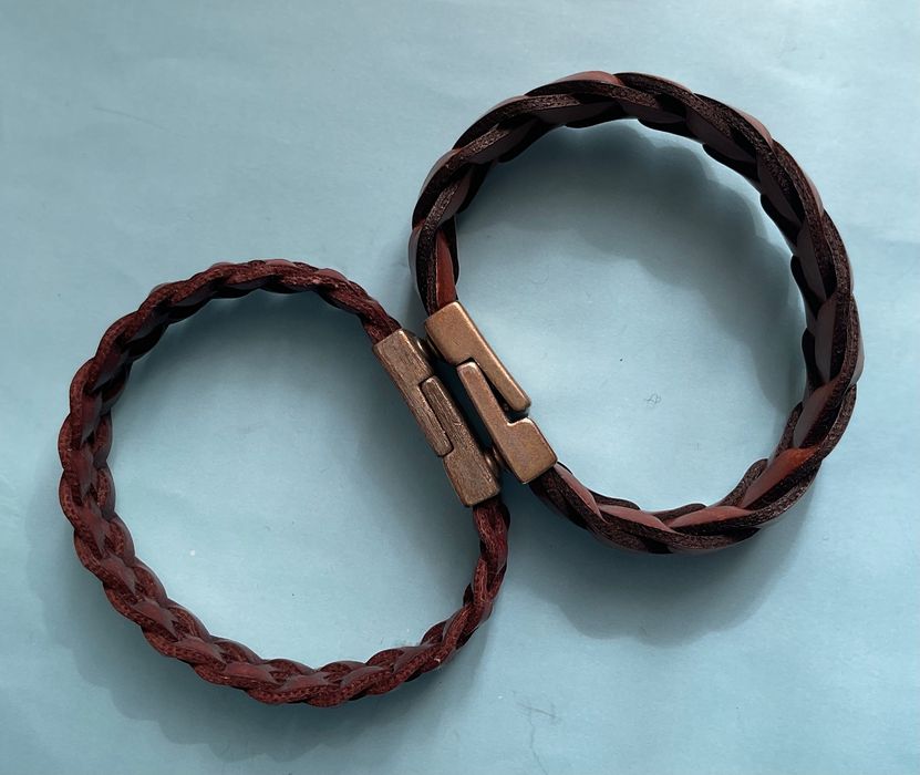 Pulseiras em pele entrelaçada castanha