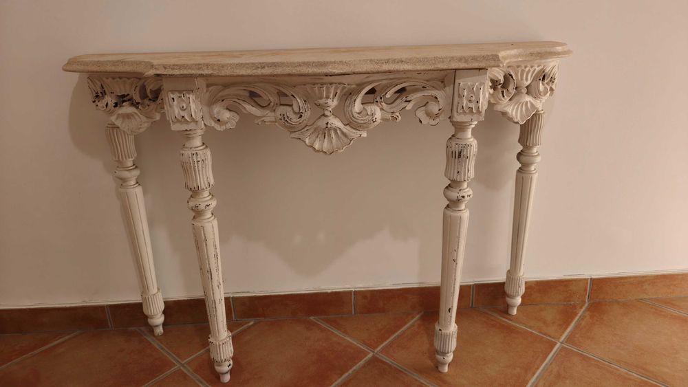 Mesa de apoio em estilo clássico