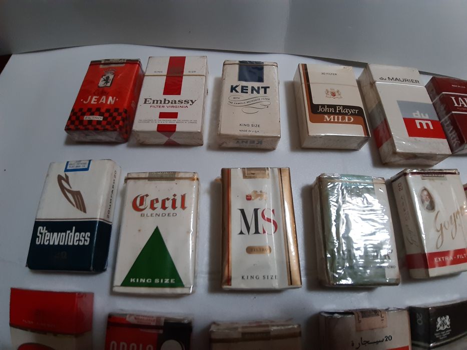 Varios caixas de fumo antigo. 32