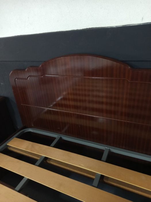 Cama mais 2 mesas de cabeceira em mogno