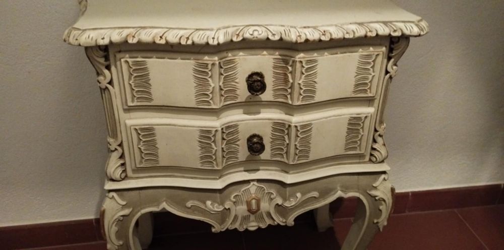 Mesa Decorativa/ Móvel de Apoio - Usada