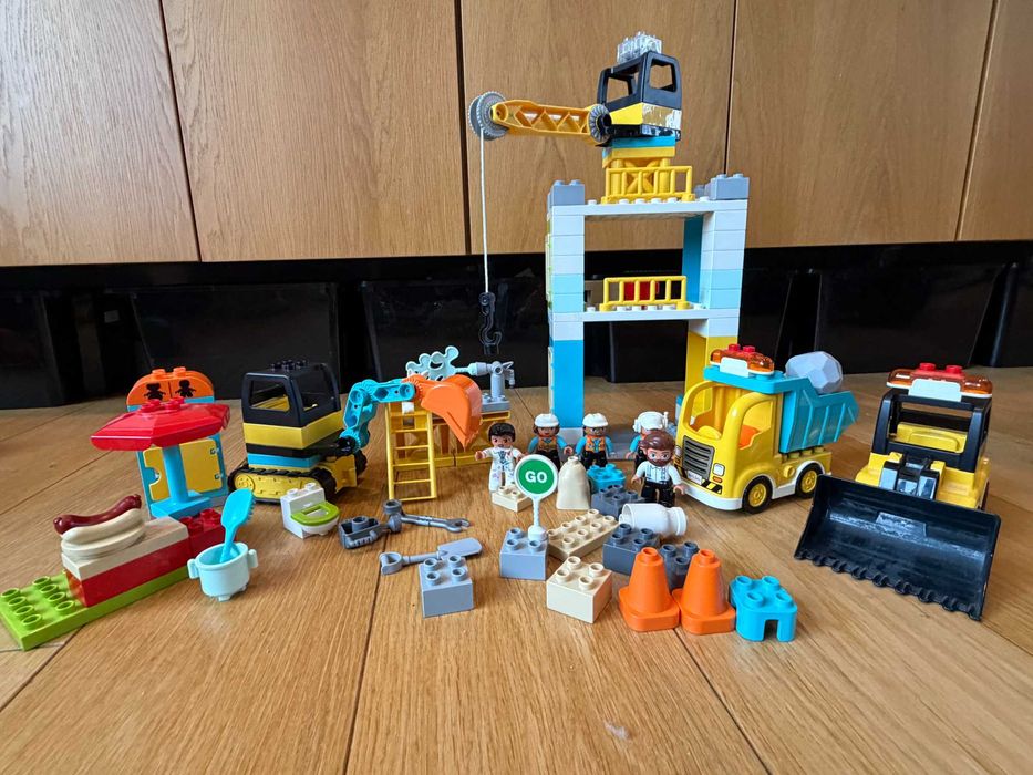 10933 Żuraw wieżowy i budowa + 10931 Ciężarówka i koparka gąsienicowa