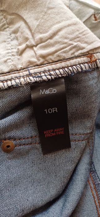 Джинси темно сині.