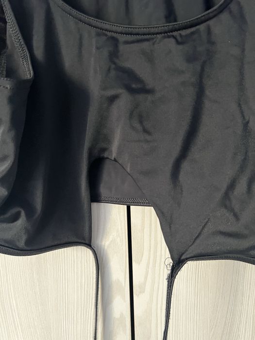 Czarny top kąpielowy góra od kostiumu z otworem na biuście Collusion