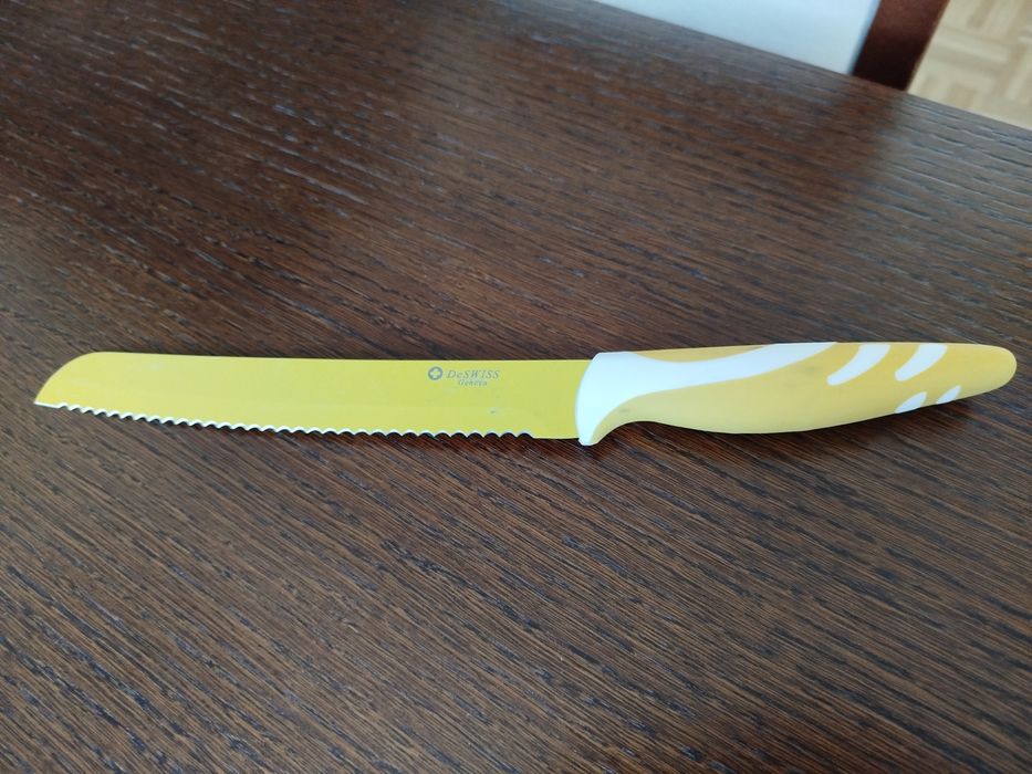 Duży nóż do chleba z piłką