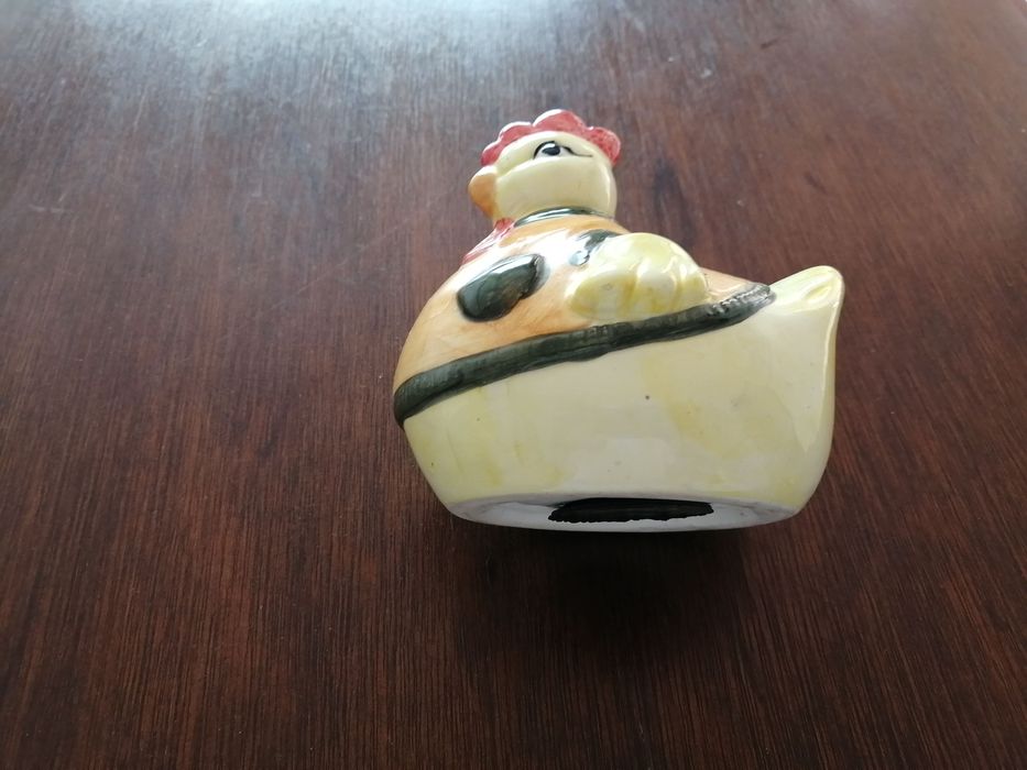 pequena galinha mealheiro em ceramica