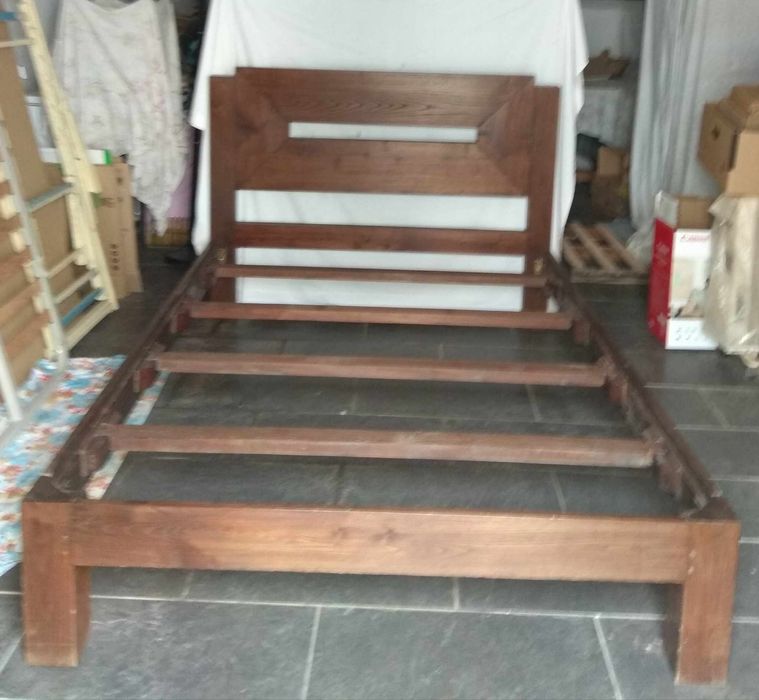 Cama em madeira com estrado