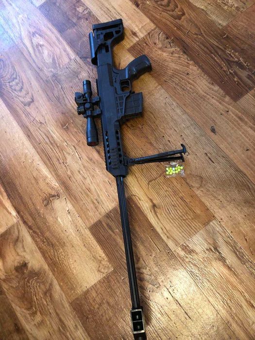 Снайперська гвинтівка з лазерним прицілом на сошках