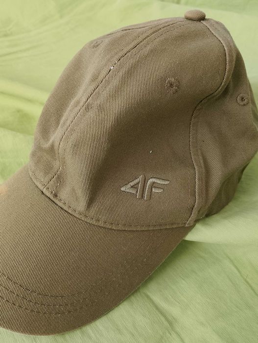 4F. Czapeczka z daszkiem