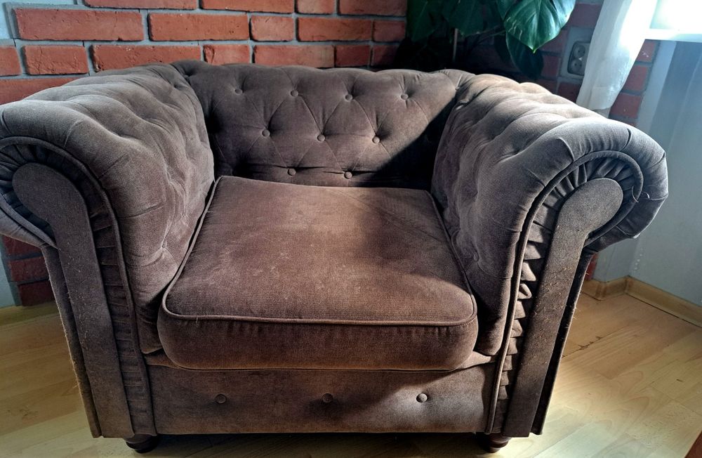 Brązowe fotele typu chesterfield