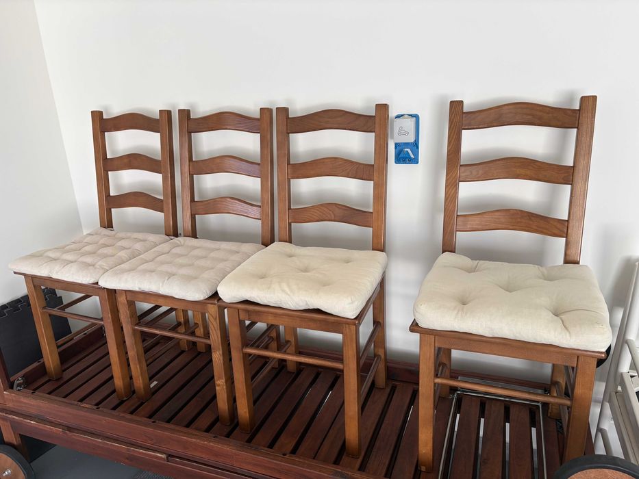4 cadeiras em madeira