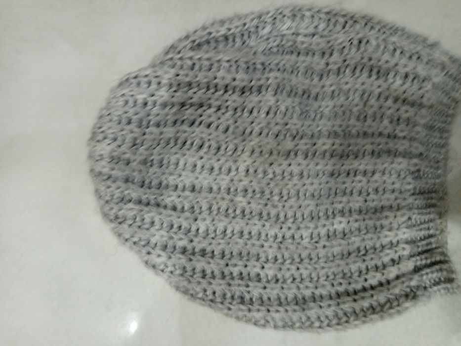 Fajna czapka szara