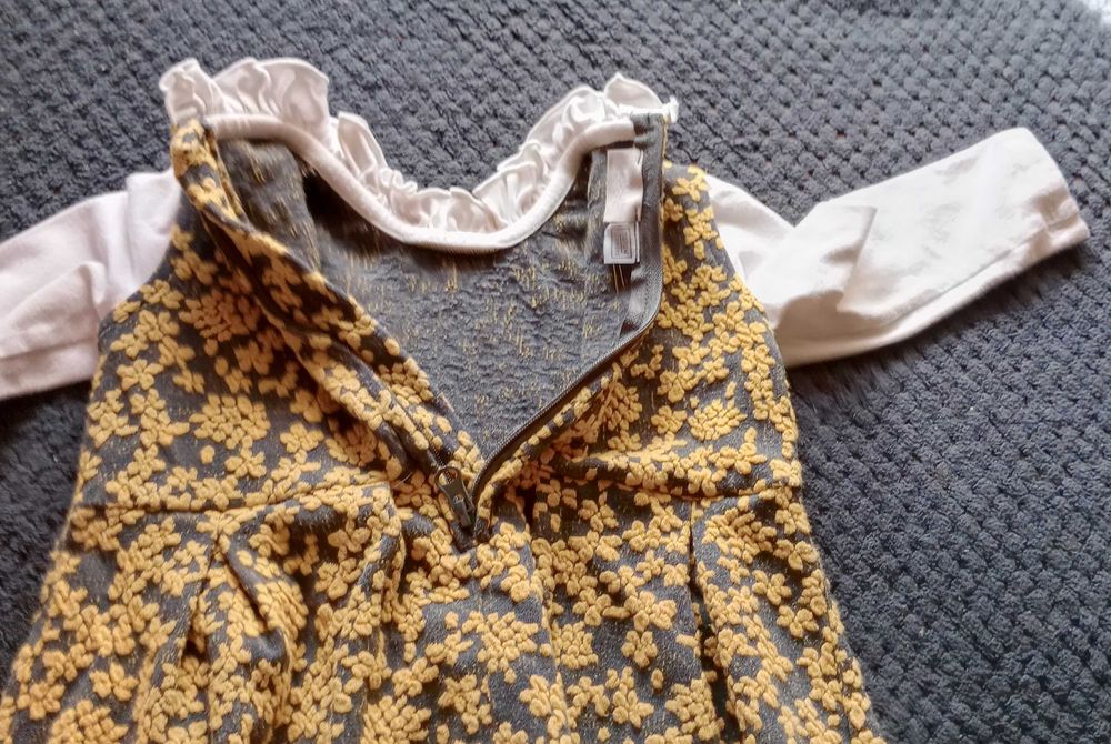 Vestido florido, mangas e folho em cima branco  da Chicco - 12 meses