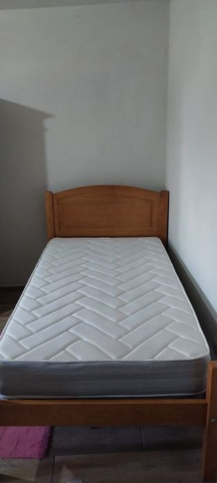 Cama de solteiro com criado mundo