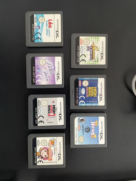 Nintendo DSi azul e jogos