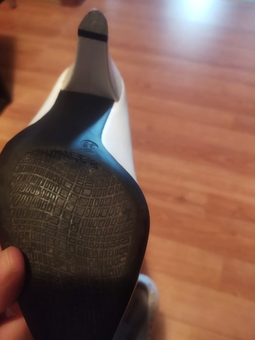 Buty białe na obcasie