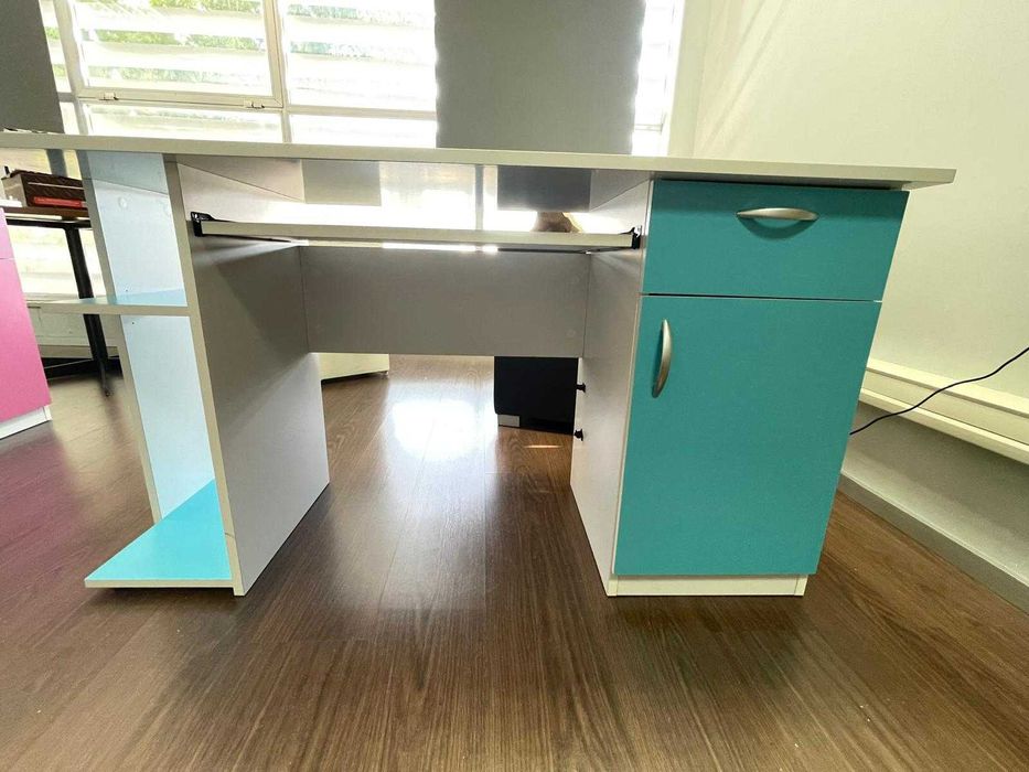 Secretária Branca e Azul para escritório ou estudo 140x57x75