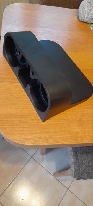 Podstawka pod kubki i telefon do samochodu.