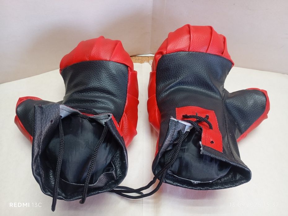 Боксерские перчатки.