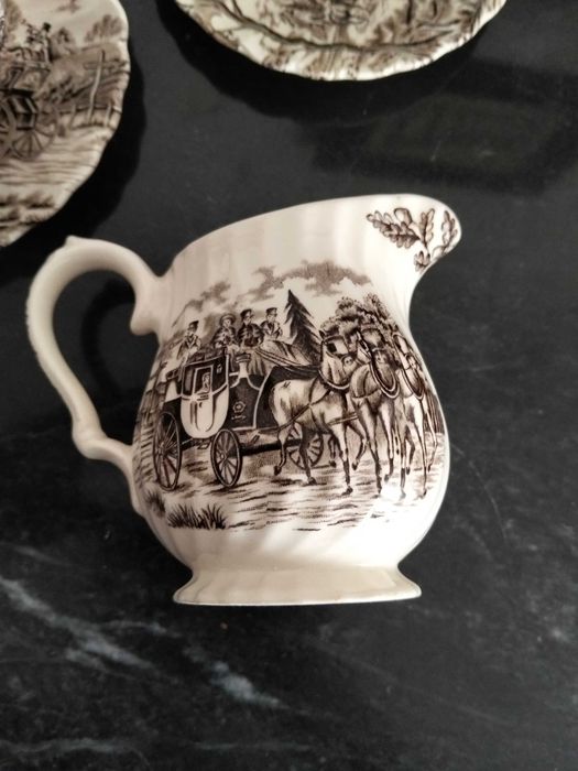 Chávenas de café e leiteira Myott Royal Mail