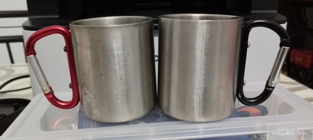 Um par de copos metálicos com pega mosquetão. 10€ os 2 juntos. Loulé.