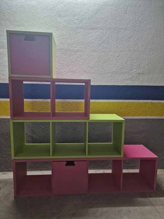 Estante modular quarto criança com quadros