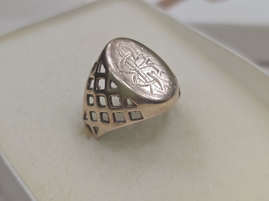 Złoty szerszy damski sygnet z WZOREM PR 583