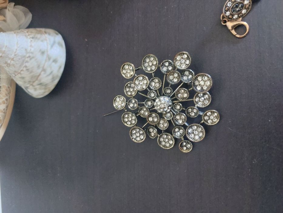 Pulseiras pendentes e pregadeira