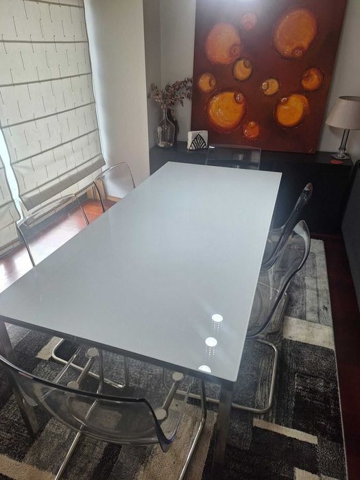 Mesa de jantar de vidro com 6 cadeiras