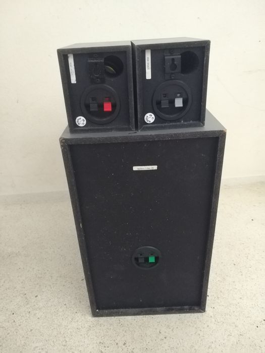 Subwoofer marca QONIX mais duas colunas, muito bom som, exemplar estado 
Dá para aplicação no carro