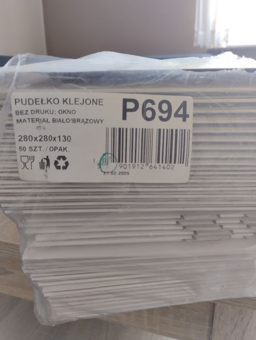 Sprzedam  50 szt. biały kartonik z okienkiem 28x28x13