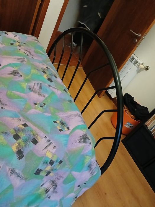 Cama de ferro preta