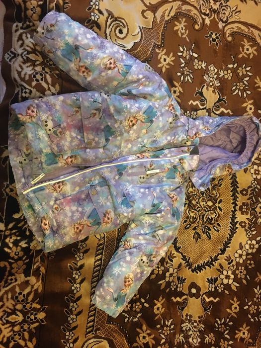 Красива кольорова курточка доя дівчинки