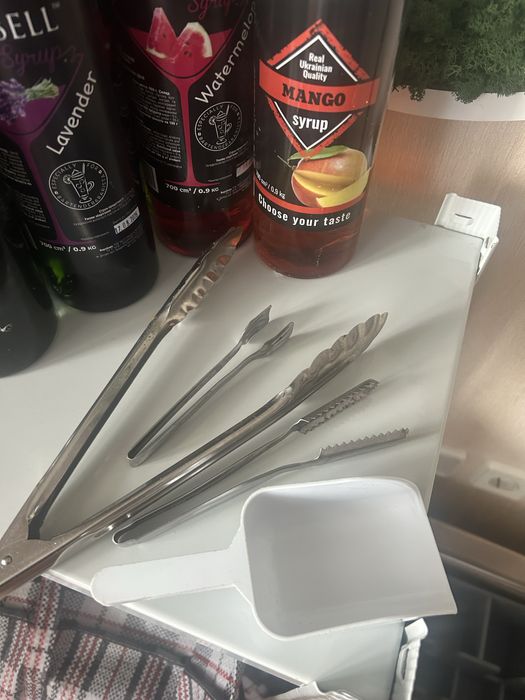 Посуд і реклама для кавʼярні кафе , стаканчики паперові куплльні