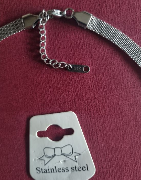 Colar/gargantilha prateada, em aço, com extensor.