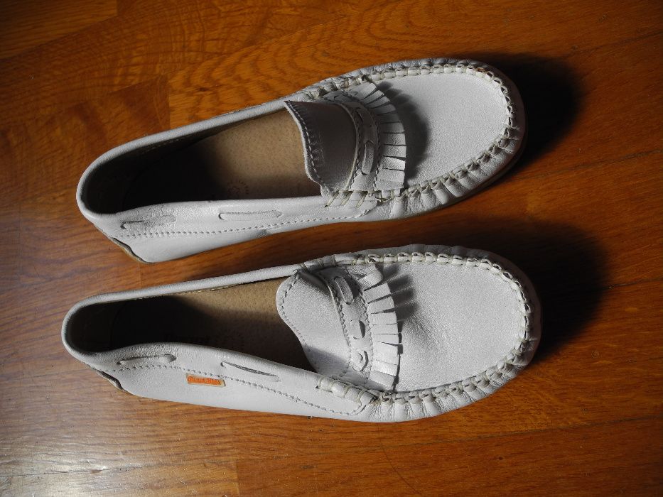 Sapatos em pele menina tam 33 - Nunca usados!
