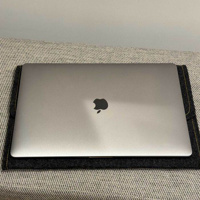 Apple MacBook Pro 15” (2018) i7 / 16 GB RAM / 256 GB SSD / Cyrylicą