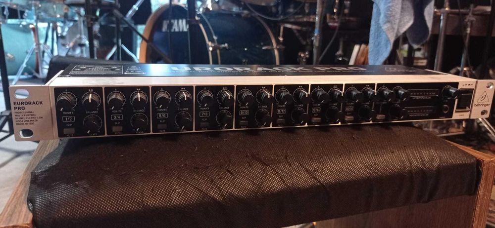 Beringer RX1602 V2 - Mesa de mistura Rack