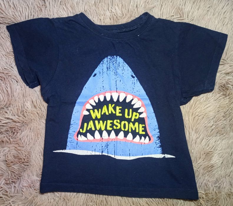 Koszulka granatowa z rekinem