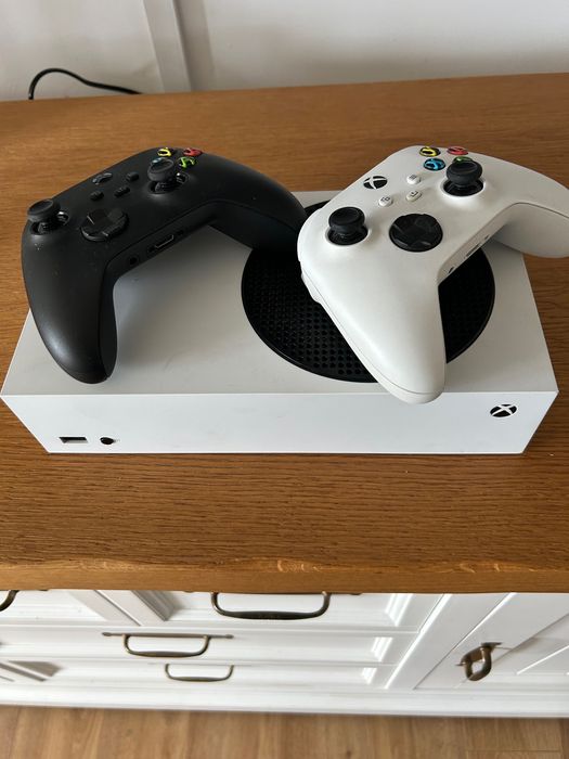Konsola xbox series s + 2 pady.