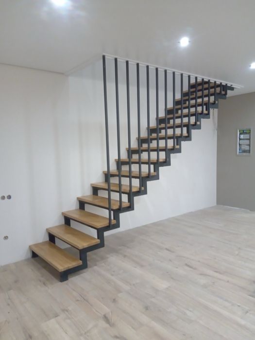 Сходи, деревʼяні сходи, каркас, металевий каркас, сходи з дерева