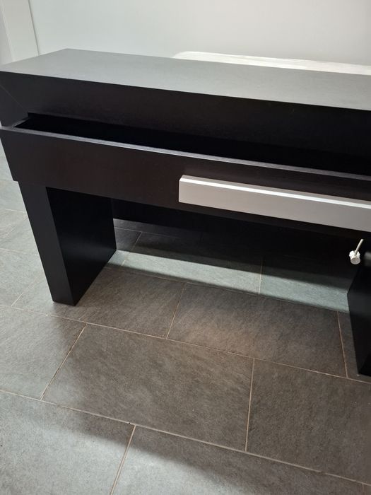 Cama Sommier casal estrado com colchão 2  mesas de cabeceira aparador