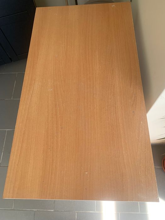 Secretária com gavetas em bom estado.