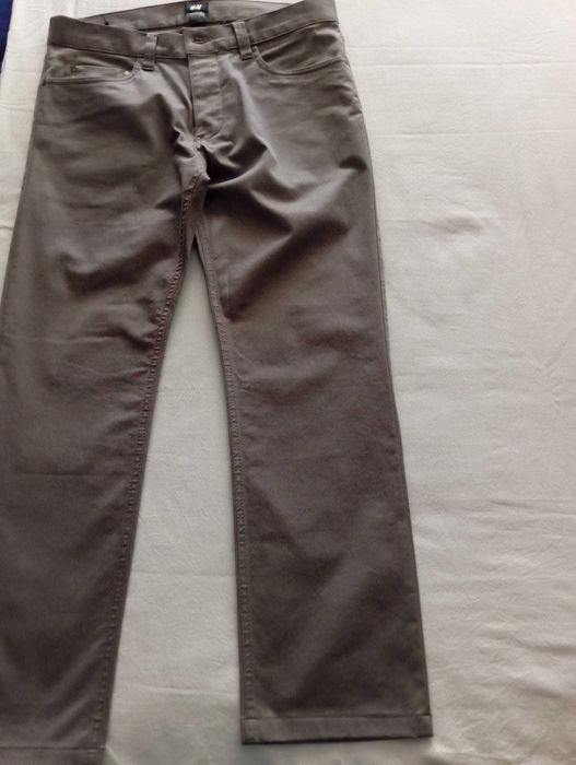 Calças Homem H&M Slim Fit cinzentas.