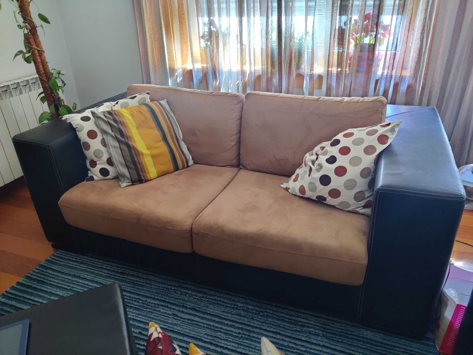 Sofas em pele com duas almofadas